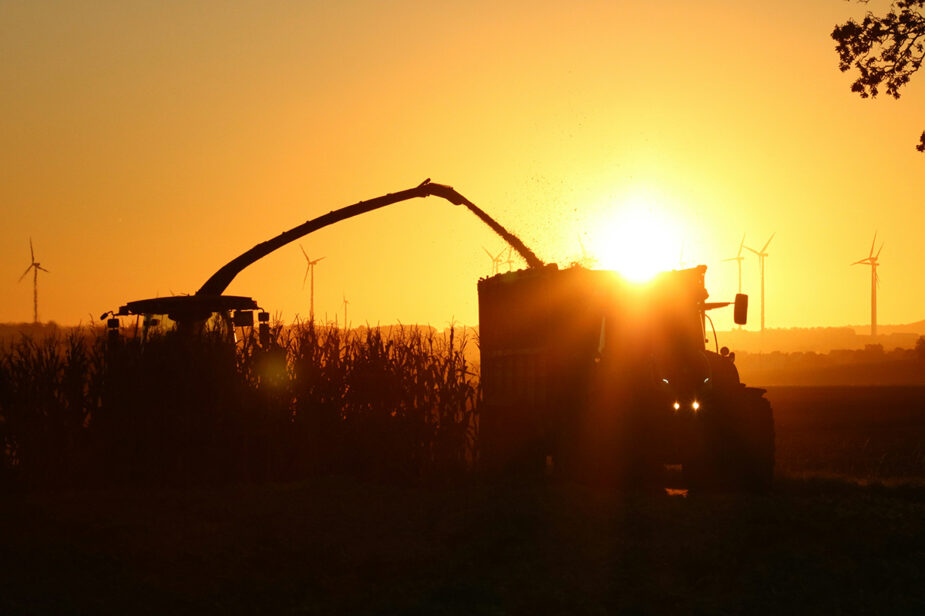 Travail agricole sous forte chaleur – CRPST Nouvelle-Aquitaine Machines agricoles travaillant au coucher du soleil pendant un épisode de forte chaleur en Nouvelle-Aquitaine, illustrant la prévention des risques pour les salariés.